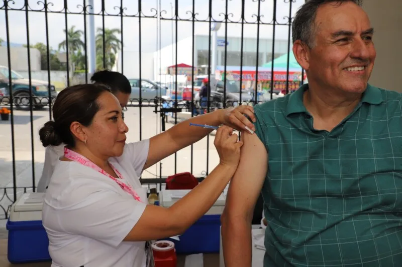 Exhorta Salud a la población a aplicarse vacunas contra influenza, covid-19 y neumococo