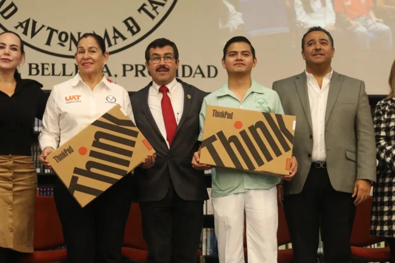 Entrega rector apoyos a estudiantes de la UAT en Nuevo Laredo