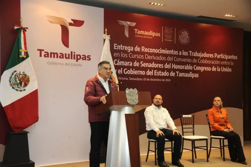 Entrega gobernador reconocimientos a servidores públicos capacitados por el Senado