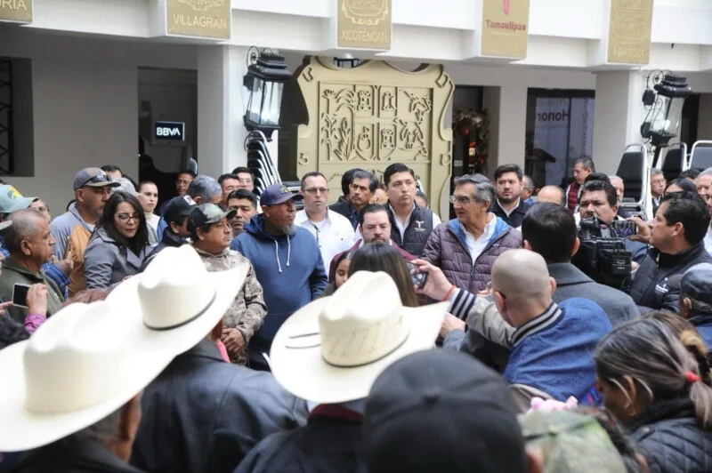 Respalda gobernador a ejidatarios de Llera con asesoría legal, apoyos sociales y programas comunitarios