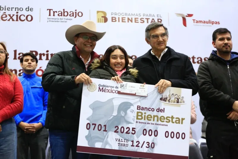 Entrega Américo tarjetas del programa «Jóvenes Construyendo el Futuro»