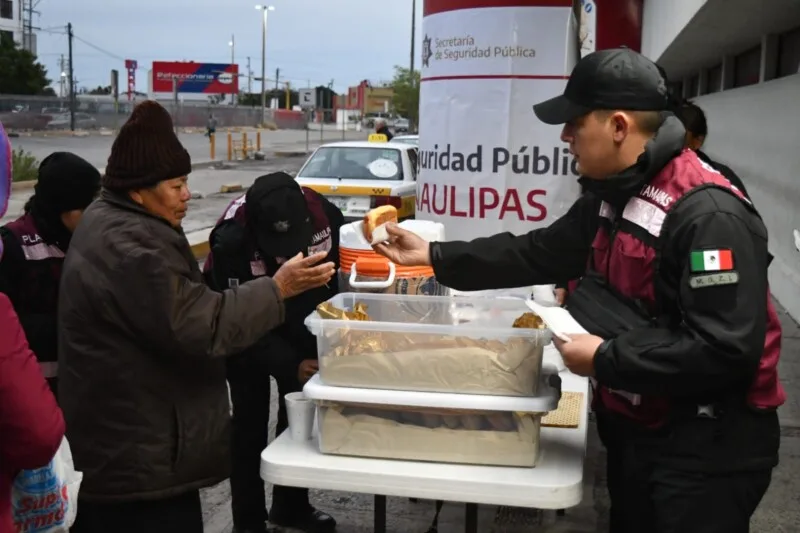 Apoya Guardia Estatal de Género con alimentos y bebidas calientes a viajeros