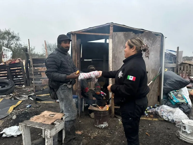 Entrega Guardia Estatal de Género cobijas y alimentos en Reynosa