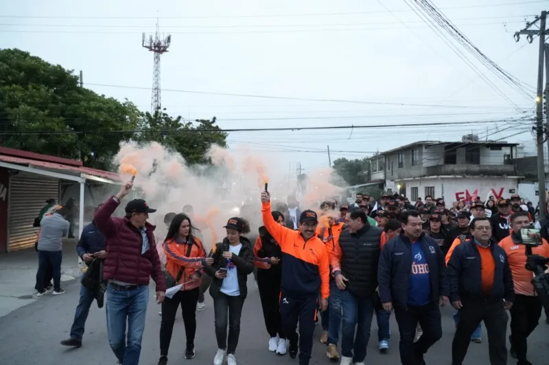 Encabeza rector caravana naranja en apoyo al Correcaminos