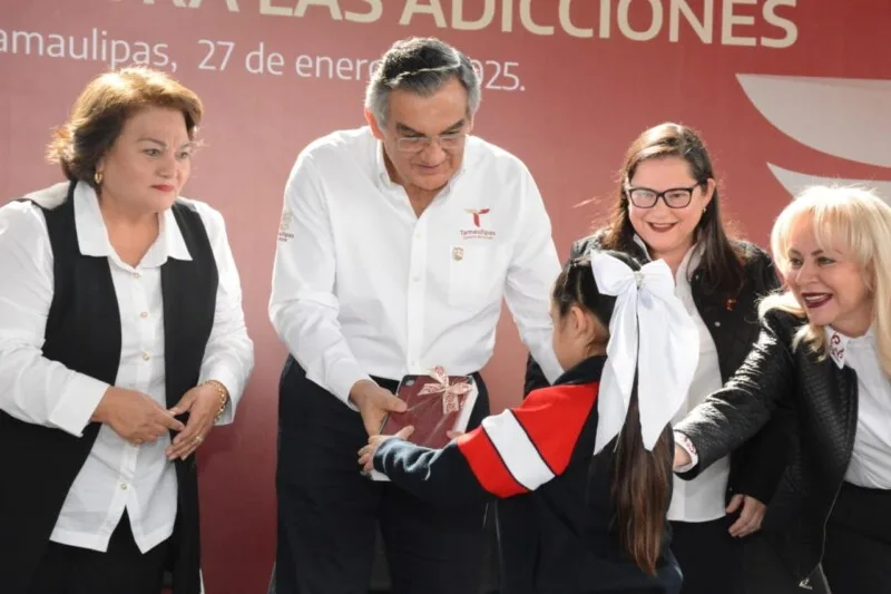 Cumple gobernador a educandos, entrega equipo tecnológico y mobiliario escolar