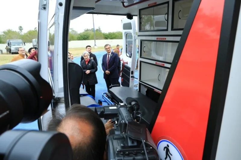 Recorren gobernador y presidenta del DIF Tamaulipas Centro de Atención para Repatriados en Matamoros; entregan ambulancia