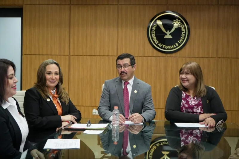 El rector Dámaso Anaya entrega nombramientos a titulares de Familia UAT