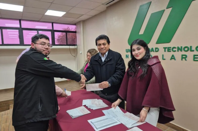 Entrega Universidad Tecnológica de Nuevo Laredo becas a estudiantes destacados