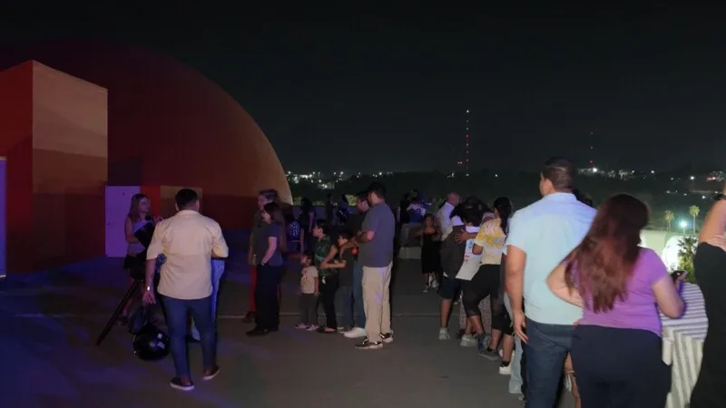 Descubren la magia del eclipse lunar en campamento del planetario
