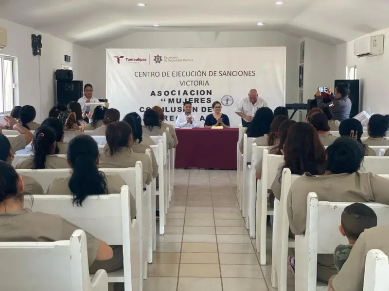 Mujeres del CEDES Victoria asisten a conferencia “Violencia en las Relaciones”