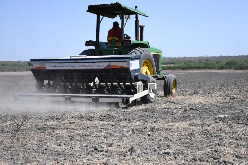 Facilita Gobierno del Estado sembradoras a productores de arroz