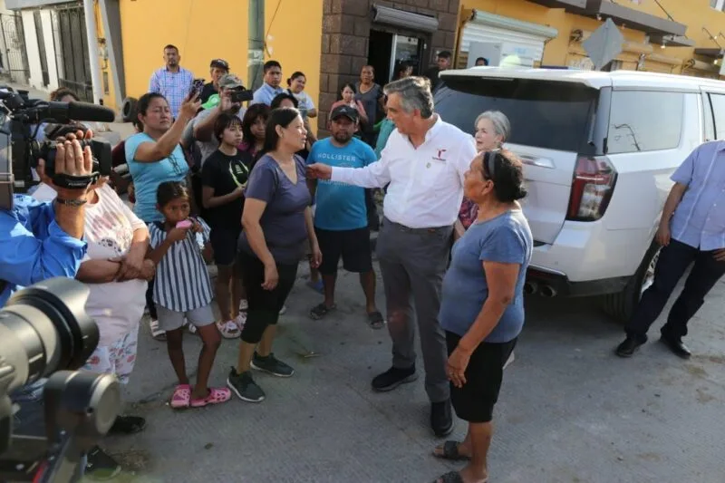 No están solos»: recorre Américo colonias de Reynosa afectadas por las lluvias