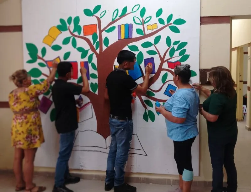 Adolescentes en externamiento crean mural ‘’El árbol de los libros’’