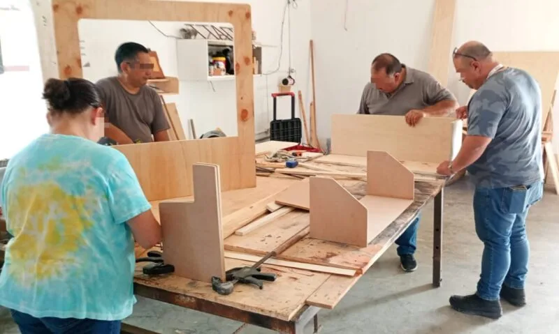 Capacitan a jóvenes en conflicto con la Ley Penal de Reynosa con talleres de carpintería y alimentos