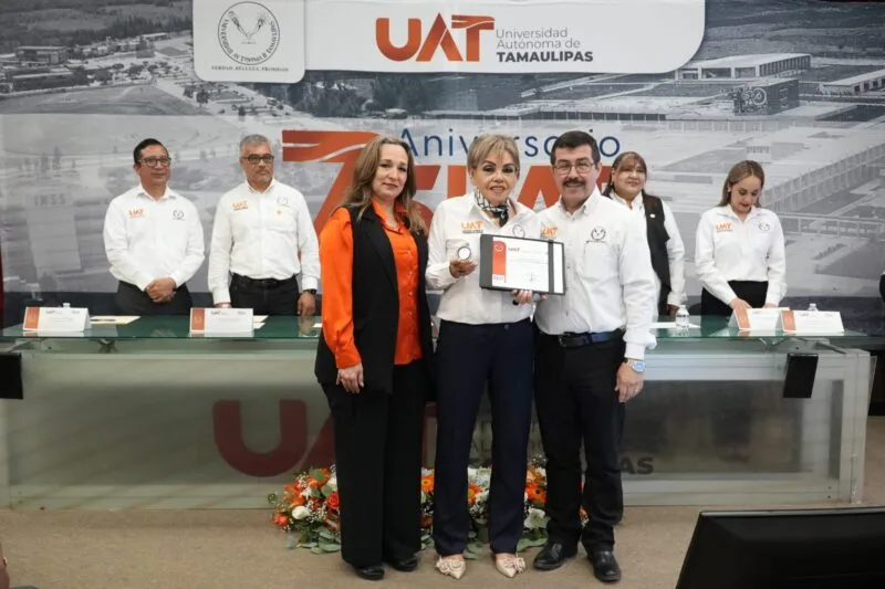Entrega el rector Dámaso Anaya reconocimientos a jubilados del SUTUAT