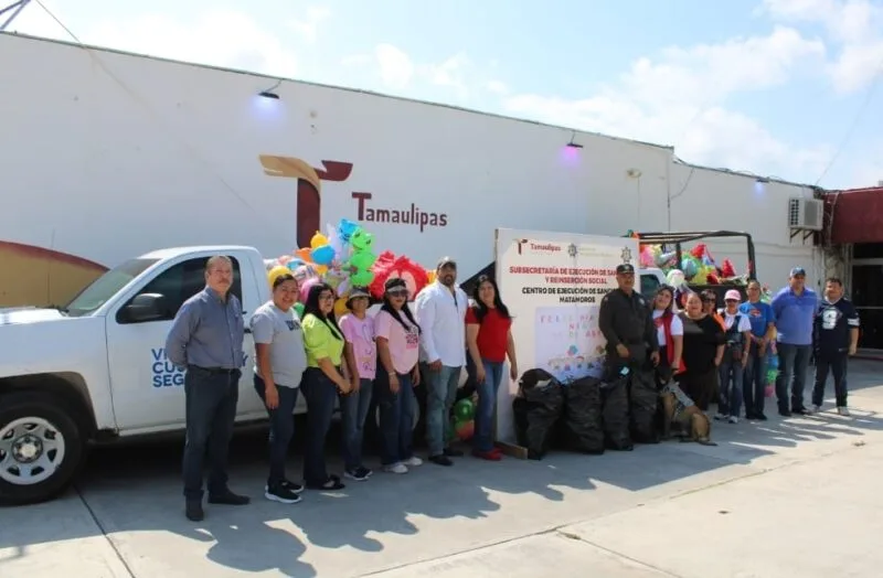 Regala CEDES Matamoros piñatas elaboradas por PPLs a niños y niñas del ejido La Bartolina