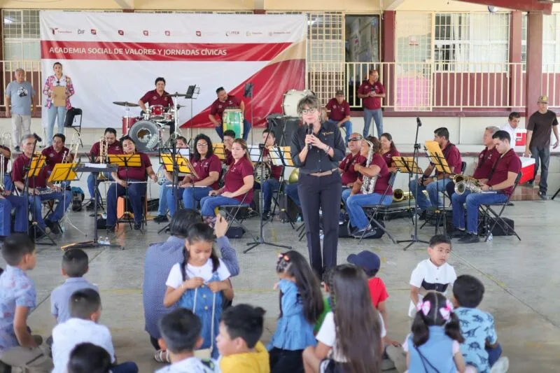 Celebra SEBIEN a niñas y niños con música, juegos y donación de libros