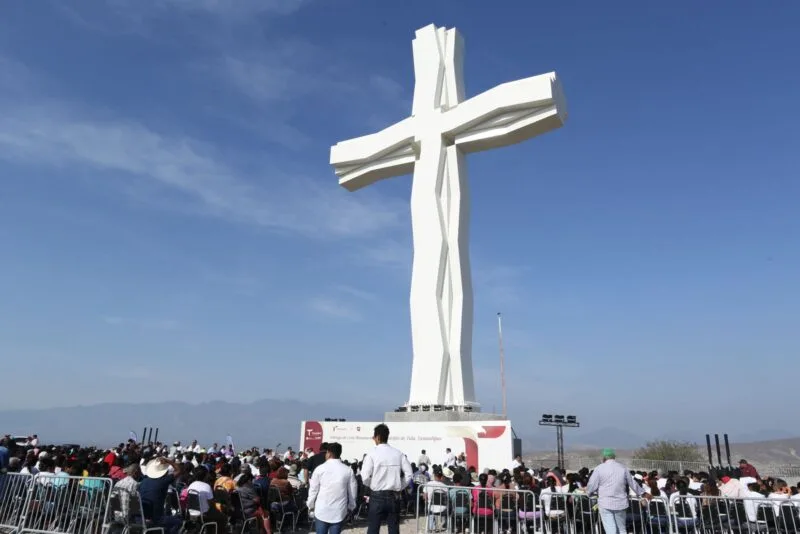 Entrega el gobernador a Tula la cruz más grande de México