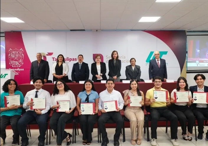 Reciben egresados de la Universidad Tecnológica de Altamira sus títulos profesionales