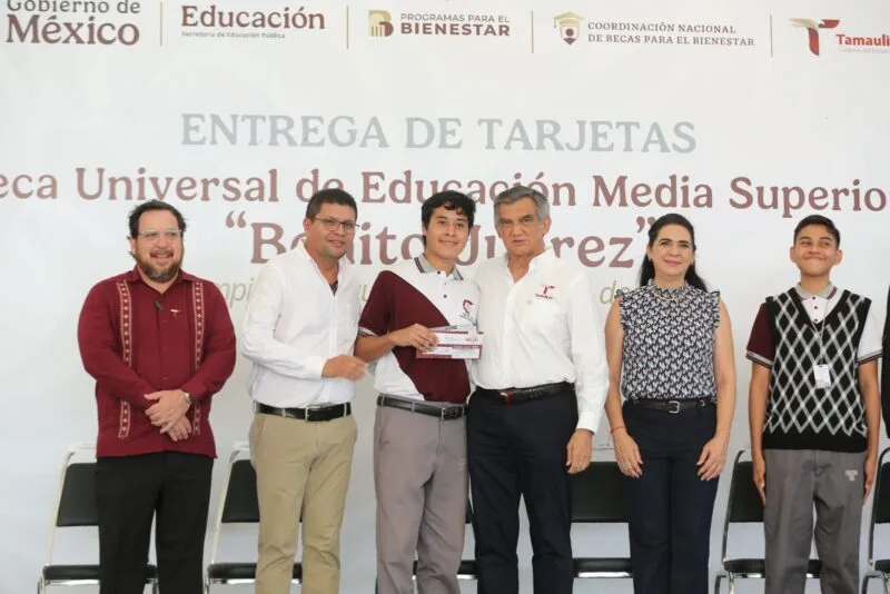 Entrega gobernador a estudiantes de la zona sur becas federales “Benito Juárez”