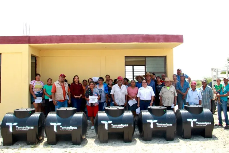 Entrega SEBIEN tinacos a habitantes de San Carlos