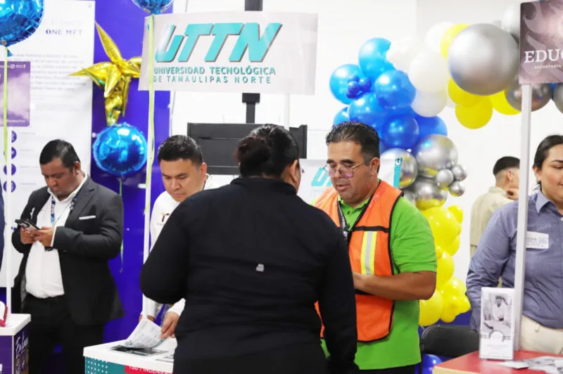 Presenta UTTN su oferta educativa en feria organizada por maquiladora