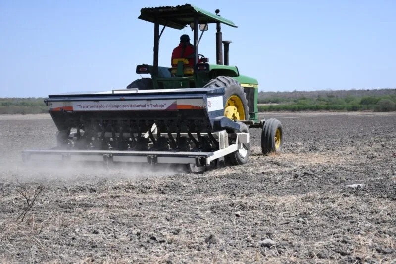 Refuerzan apoyo al campo en altiplano tamaulipeco con tecnología de siembra de precisión
