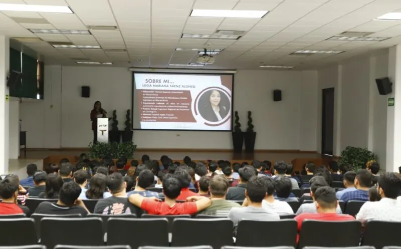 Comparte egresada de la UTTN experiencias de éxito con estudiantes de Mecatrónica