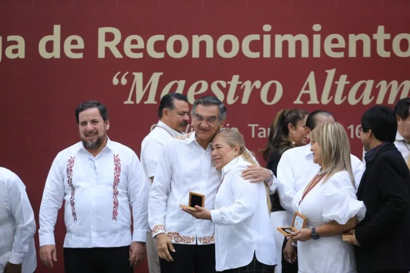 Refrenda Américo alianza con maestros; entrega 284 condecoraciones