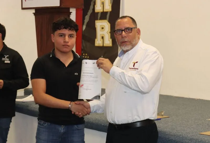 Entrega UP Región Ribereña becas para el cuatrimestre mayo-agosto