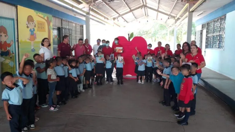Adolescentes en proceso de reinserción social elaboran y donan libreros con madera reciclada