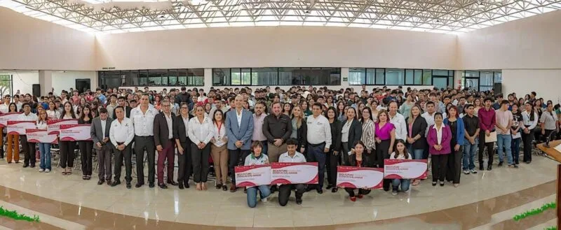 Entregan becas “Futuro Tamaulipas Jóvenes de Nivel Superior” en Nuevo Laredo