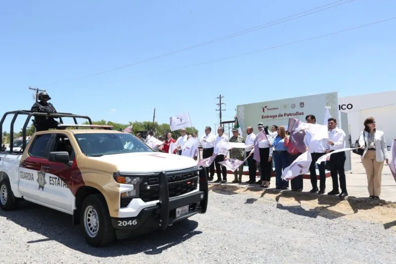 Entrega gobernador de Tamaulipas nuevos vehículos para seguridad pública