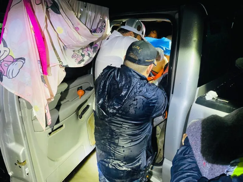 Alcalde de González, médico de profesión, atiende el nacimiento de una niña