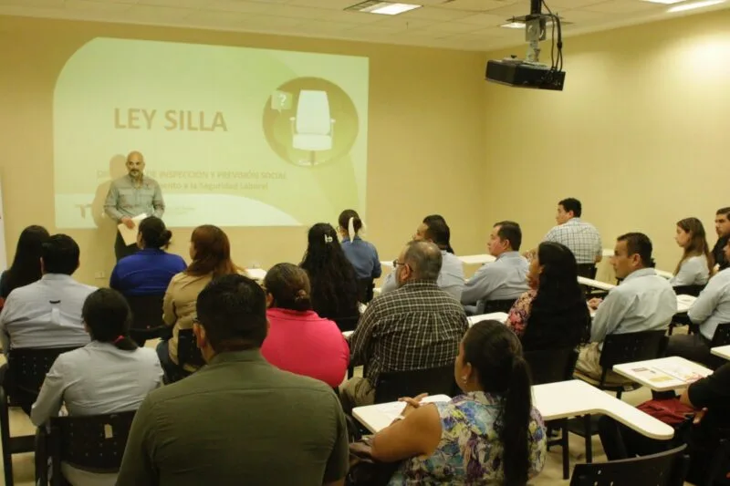 Capacita Secretaría del Trabajo a empresas sobre la Ley Silla, promoviendo condiciones laborales dignas y seguras