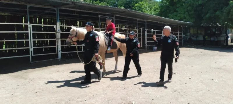 Apoya Agrupamiento Montado de la Guardia Estatal con equinoterapia a personas con discapacidad