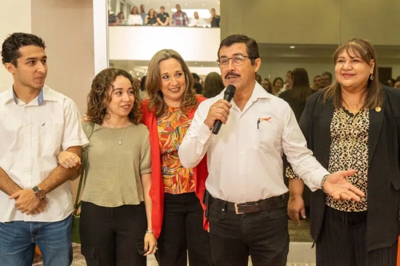 Dialogando.- Celebra rector su cumpleaños trabajando