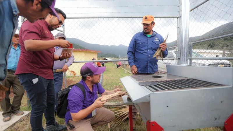 Entrega SEDENER estufa eficiente de leña a comunidad de La Marcela en Miquihuana