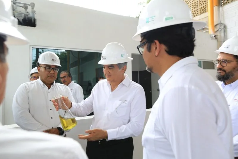 Recorre gobernador Américo Villarreal planta que transforma plásticos en combustibles en Altamira
