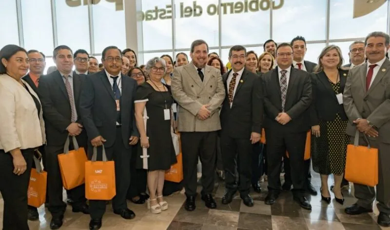Dialogando.- Un secretario muy movido