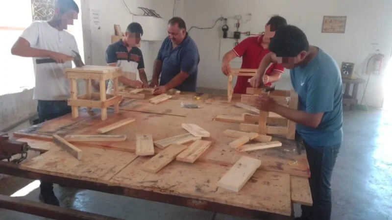 Adolescentes en externamiento elaboran y donan sillas a infancias en condición de migración