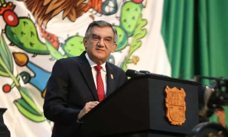 Dialogando.- A mitad de su Gobierno