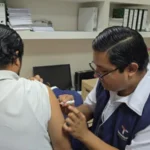 Invita SST a vacunarse contra influenza, COVID-19 y neumococo