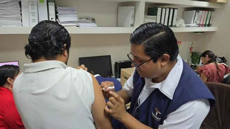 Invita SST a vacunarse contra influenza, COVID-19 y neumococo