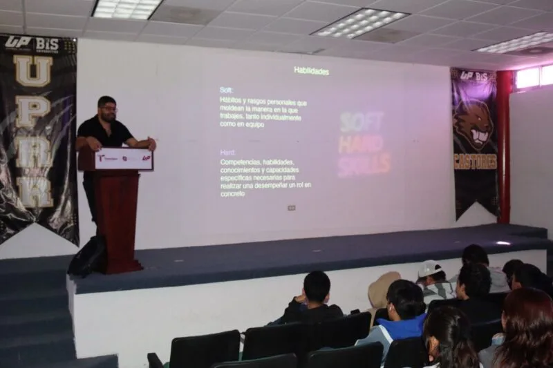 Prepara UPRR a estudiantes para demandas del mercado laboral actual