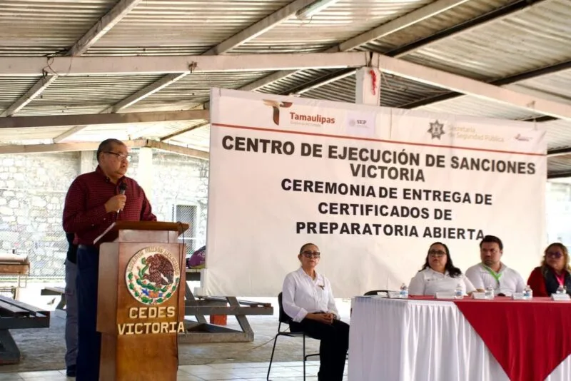 Impulsa SET reintegración con entrega de certificados de preparatoria a internos de los CEDES