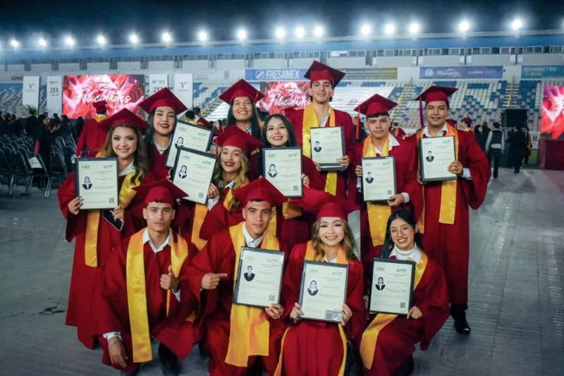 Celebra UT Matamoros graduación histórica con entrega inmediata de títulos profesionales