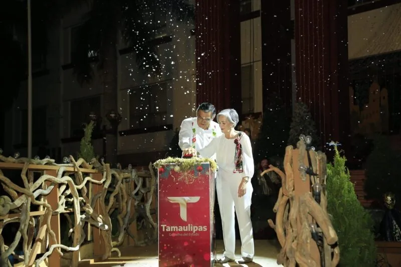 Encabezan Américo y María desfile navideño y el tradicional encendido del pino