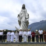 Entregan Américo y María escultura monumental de la Virgen de la Misericordia en El Chorrito