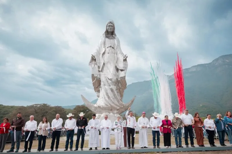 Dialogando.- Entregan Américo y María escultura monumental de la Virgen de la Misericordia en El Chorrito